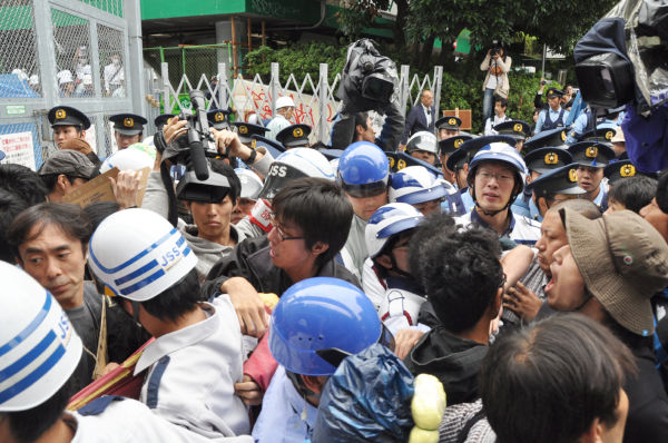 警察隊がなだれ込み支援者たちをゴボウ抜きにすると、ガードマン（手前）が野宿者を担ぎあげて排除した。＝2010年9月、宮下公園　写真：筆者＝