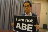 ‘I am not ABE’番組で使ったフリップは古賀氏自らが作成した。＝29日、三重県松阪市　写真：筆者＝