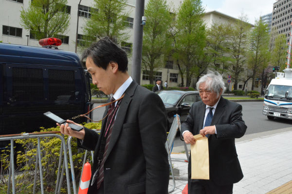 NHKの堂元光副会長（後方の男性）は足取りも重く自民党本部に入って行った。＝17日午前10時39分、自民党本部前　写真：筆者＝