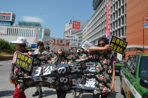 「自公の安定、日本の破滅」横断幕が目を引く。「デモはあくまで打倒安倍政権の一環」と主催者は強調した。＝10日、新宿西口　写真：筆者＝
