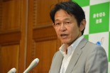 松野代表は維新の対案について「憲法の範囲内で我が国と我が国の領土を守る。武力行使をしない」と述べ、自公案と一線を画した。＝25日、衆院・維新控室　写真：筆者＝