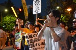 反戦を呼びかける学生。借金のカタに戦地に送られることを願う若者はいない。＝5月、官邸前　写真：筆者＝