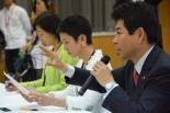 「年金機構から公式説明が1枚も出ていない」。不信感を露わにする山井議員。＝4日、日本年金機構　写真：筆者＝