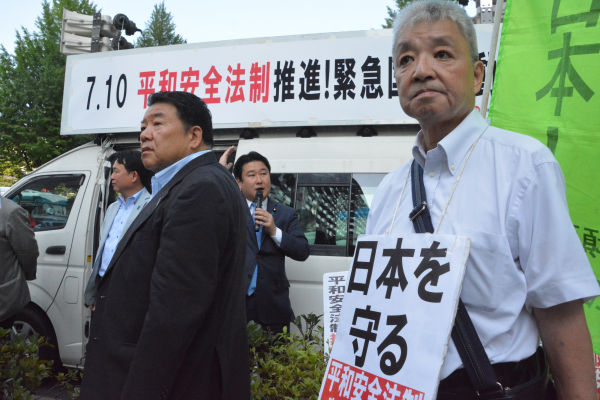 マイクを握っているのが和田正宗議員（次世代の党）。＝9日、衆院会館前　写真：筆者＝