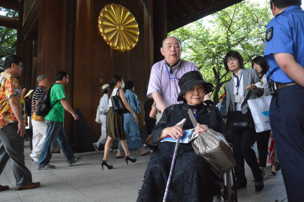 車椅子の女性（86歳・広島在住）の兄はインドネシアのスラバヤで戦病死した。＝15日、靖国神社　写真：筆者＝