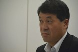 泉田知事は田中委員長に対して幾度も不信の目を向けた。＝24日、原子力規制庁　写真：筆者＝