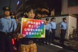 警察は国家権力を背景に母親たちの行く手を阻んだ。＝7日夕、信濃町　写真：筆者＝