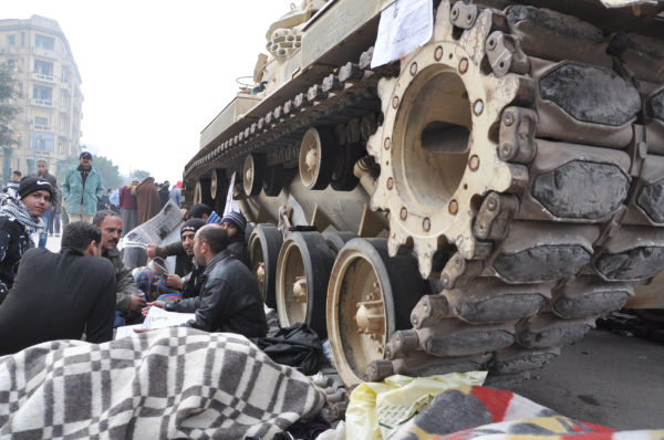 市民たちが戦車を取り囲んでタハリール広場のオキュパイを続けた。＝2011年2月、カイロ　写真：田中＝