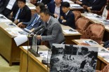 「米軍が国際人道法違反を行った場合、米軍であっても支援しないか？」。山本議員は安倍首相に迫った。＝25日、参院第一委員会室　写真：山本太郎事務所＝