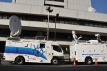 東電本店前に停車中のフジテレビ中継車。フジテレビは東電の南直哉元社長を監査役として迎えた。＝写真：筆者＝