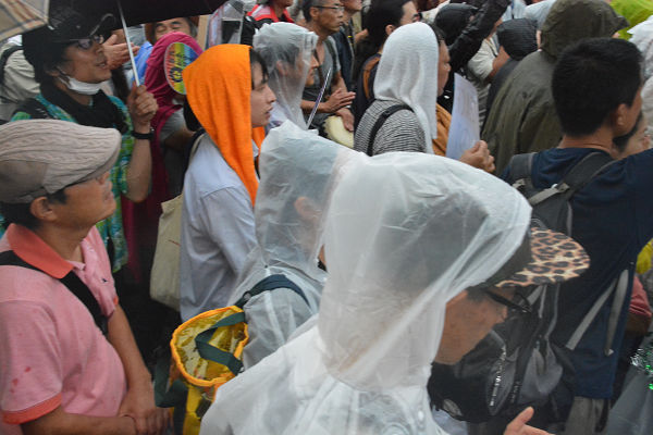 雨のなか押し寄せる参加者の波は尽きることがなかった。＝8月30日、国会正門前　写真：筆者＝