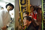 反戦と反原発が顔を合わせた。SEALDsの奥田愛基さんと福島の女性たち。＝23日、代々木公園　写真：筆者＝