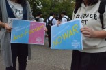 「Anti Fascism」「No War」は中高生、大学生をつなぐキーワードとなってきた。＝19日午後、京都円山公園　写真：筆者＝