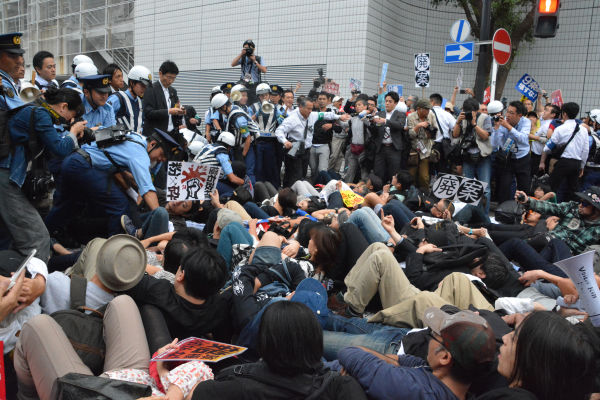 反対派はシットインして国会議員を帰すまいとした。＝16日午後３時50分頃、横浜　写真：筆者＝
