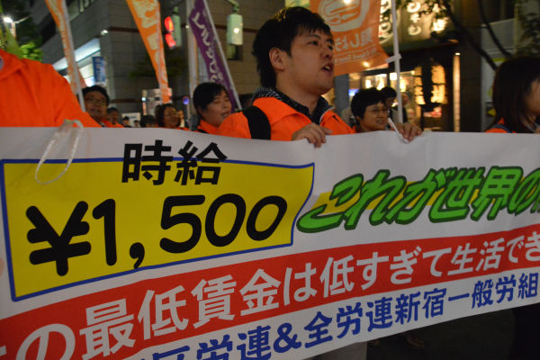 「最低賃金を1,500円に上げよう」という運動は世界的に広がっている。＝5日夕、新宿　写真：筆者＝