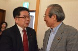 小池・共産党副委員長（左）と二見・元公明党副委員長。かつての仏敵と政敵が手を組んだ。＝8日、憲政記念館　写真：筆者＝