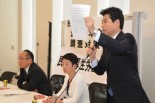 ずさんで悪質な年金運用を厳しく追及する山井和則議員。=21日、衆院会館　写真；筆者=