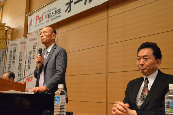 孫崎氏（左）はかねてから「鳩山首相（当時）の追い落としに記者クラブメディアが大きな役割を果たした」と説いている。=8日、憲政記念館　写真：筆者=