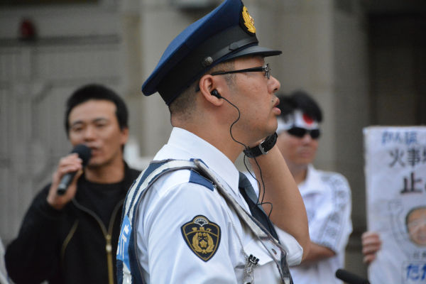桜田氏らは警察にガードされながら言いたい放題を続けた。＝4日、財務省前　写真：筆者＝