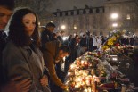 国民統合の場でもある共和国広場には献花台ができた。花とロウソクの灯が絶えない。=21日午後8時頃（日本時間22日午前4時頃）、パリ市内　写真：筆者=