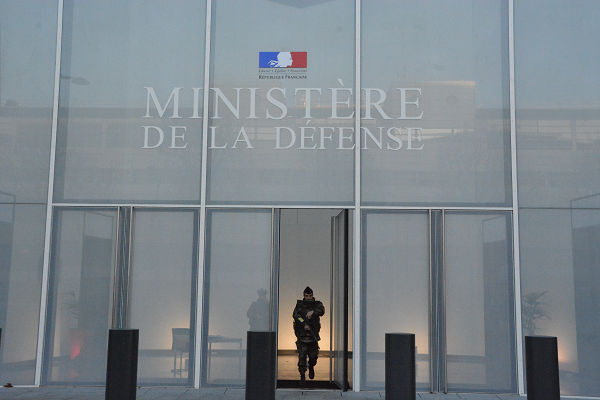 フランス国防省。軍事施設に許可なくカメラを向けてはならない。常識を破って撮影した画像は消去させられたが、バックアップを残していた。=24日、パリ市内　写真：筆者=