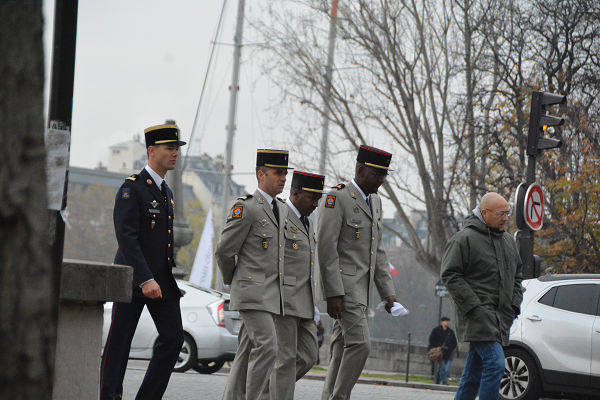 追悼式を終え廃兵院から出てくるフランス軍将校たち。軍事的色彩の濃い式典だった。=27日、パリ市内　写真：筆者=
