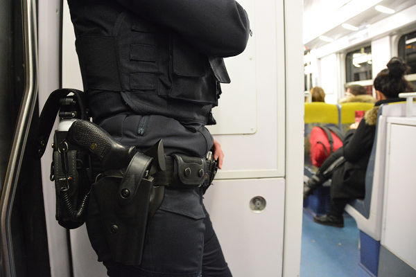 空港からパリ中心部に向かう列車には拳銃を腰に下げた警備員が乗り込む。=20日午後8時頃（日本時間21日午前4時頃）、写真：筆者=