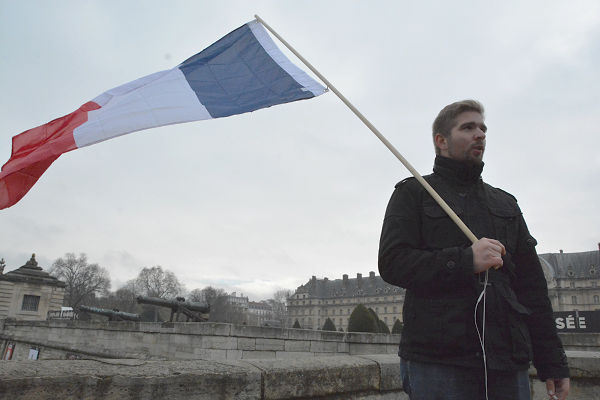 廃兵院前に立つ極右青年。「（ここでの追悼式は）テロとの戦いのシンボルとしてふさわしい」。=27日、パリ市内　写真：筆者=