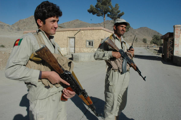 山の向こうでは米軍がアフガン国軍兵士を訓練していた。取材車は手前で止められた。2人はアフガン国軍兵士。＝2007年、カブール郊外　写真：筆者＝
