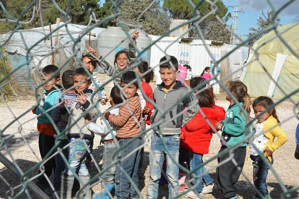 シリア難民キャンプの学校。子供たちは元気だった。フェンスの外からに限って撮影が許可された。＝3日、ベカー高原　写真：筆者＝