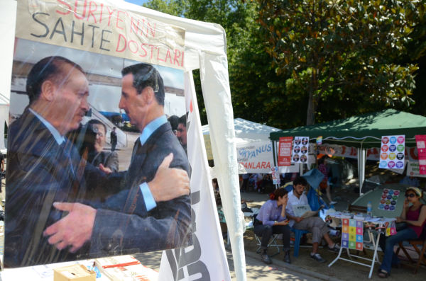 トルコのエルドアン大統領（左）とシリアのアサド大統領。IS台頭前は2人が利害を共にしていたことを人々は見抜いていた。＝2013年6月、イスタンブール　写真：筆者＝