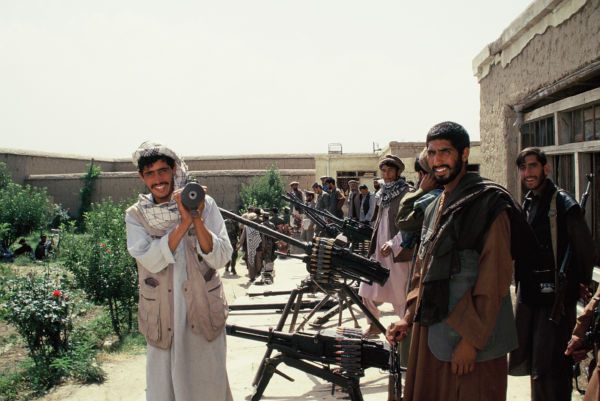 米軍に回収されるロシア製バズーカ砲や高射砲を兵営に集めたマスード派ムジャヒディーン。＝2002年、カブール郊外　写真：筆者＝