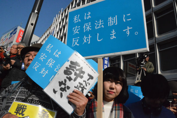 18歳の高校生（右）は「今度の選挙には必ず投票に行く」。＝5日、新宿西口　撮影：筆者＝