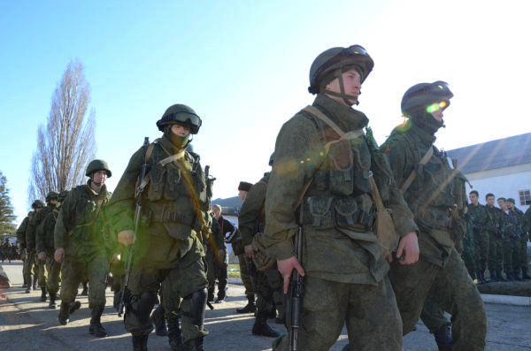 ウクライナ軍基地を制圧するロシア軍部隊。精強なロシア軍を目のあたりにすると簡単に「第3次世界大戦」などとは言えなくなる。＝2014年3月、クリミア　撮影：筆者＝
