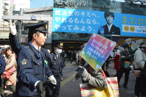 「公道なのになぜ規制されなきゃならないの？」女性は警察に激しく抗議した。＝27日午後1時頃、渋谷ハチ公前　撮影：筆者＝