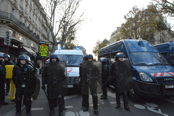 フランス国家警察はデモ隊が政府機関に向かうのを実力で阻んだ。この日のデモでは後日、約50人に出頭命令が出た。＝昨年12月、共和国広場前　撮影：筆者＝