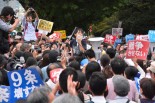 「戦争法案、絶対反対・・・」コールする高校生。政治は彼らの将来に直結する。真剣だった。＝昨年9月18日、国会議事堂前　撮影：筆者＝