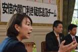 検察官出身の山尾しおり議員は、畳み掛けるようしてUR幹部を問い詰めた。＝12日、衆院第４控室　撮影：筆者＝