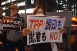 TPPに反対する人々がさっそく官邸前に集まり、抗議の声をあげた。＝8日夕、永田町　撮影：筆者＝