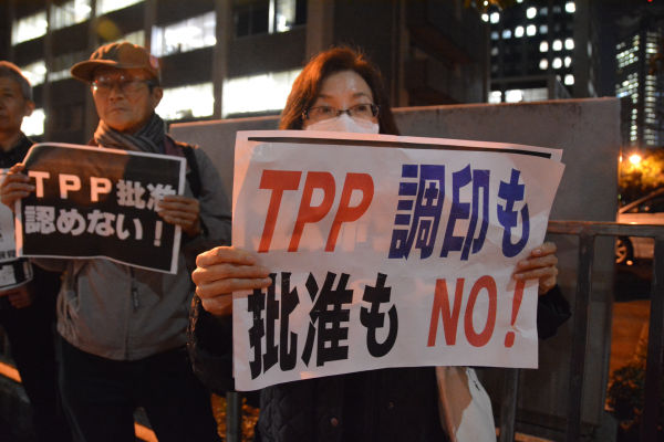 TPPに反対する人々がさっそく官邸前に集まり、抗議の声をあげた。＝8日夕、永田町　撮影：筆者＝
