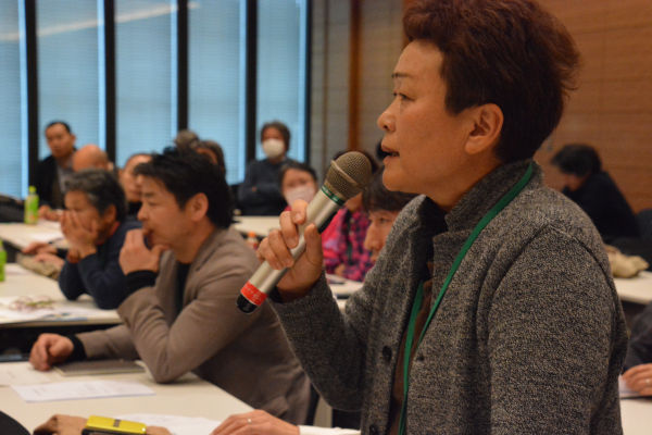 浪江町から兵庫県三木市に避難している女性。「オリンピックがあるから（「復興している」と）外に向かって言うために（私達を）福島に戻すのか？」と政府を追及した。＝2日、衆院会館　撮影：筆者＝