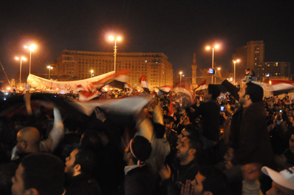 ムバラク大統領のステップダウン（退陣）を聞き熱狂する市民。＝2011年2月、カイロ・タハリール広場　撮影：筆者＝