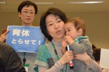 “安心して保育園に行きたいよ” マイクにしきりと しゃぶりつく 幼な子の声が聞こえるようだった。＝23日、衆院会館　撮影：筆者＝