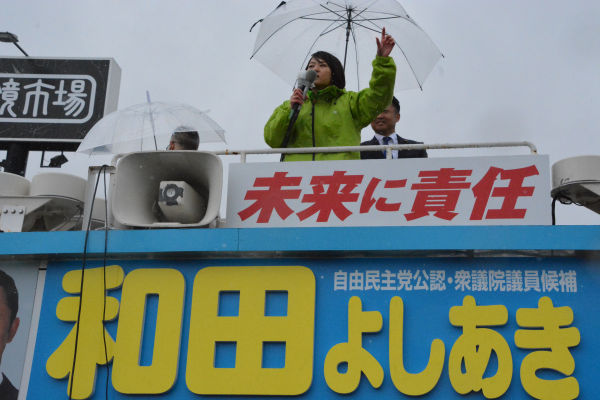つい先日まで民主党にいた鈴木貴子議員は、民進党と共産党の選挙協力を激しく批判した。=23日、北広島市　撮影：筆者=