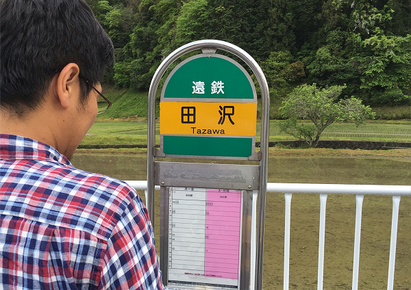 減便され、空欄が目立つようになったバス停の時刻表。=浜松市鎮玉地区　撮影：山中千鶴=
