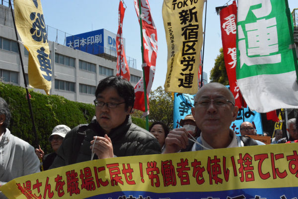 「大日本印刷は労働者をいじめるな・・・」。シュプレヒコールをあげながら進むデモ隊。＝15日、東京市ヶ谷　撮影：筆者＝