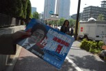 「特定秘密保護法反対」を呼び掛けるビラを配る原告団。=26日、東京高裁前　撮影：筆者=