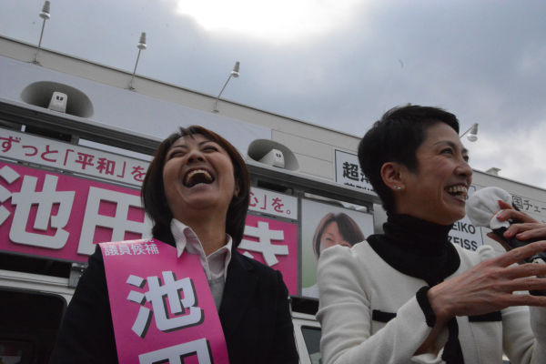 「女性デー」のきょうは、蓮舫・民進党代表代行らが応援に入った。＝16日、北広島市　撮影：筆者＝