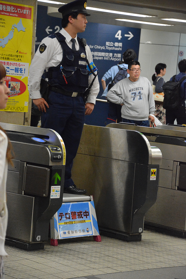 駅の改札口に警察官が当たり前のように立つ日が来るのだろうか。＝7日、名古屋駅構内　撮影：筆者＝