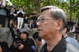 参加者は翁長知事の到着を拍手で迎えた。=19日、那覇市・奥武山陸上競技場　撮影：筆者=